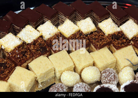 Desserts colorés et pâtisseries servis sur une fête de mariage Banque D'Images