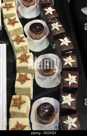 Desserts colorés et pâtisseries servis sur une fête de mariage Banque D'Images