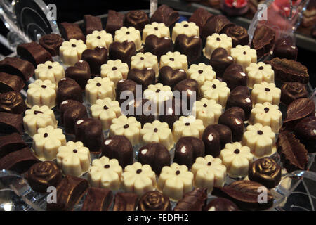 Desserts colorés et pâtisseries servis sur une fête de mariage Banque D'Images