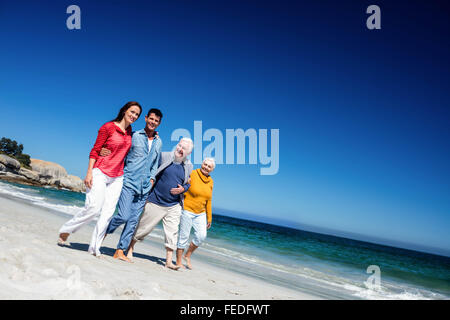 Cute family walking Banque D'Images