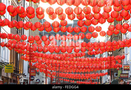 Londres, Royaume-Uni. 5 Février, 2016. Le quartier chinois de Londres se prépare pour les célébrations du Nouvel An chinois pour l'année du singe". L'assemblée annuelle de Londres Nouvel An chinois - le dimanche 14 Février - sont le plus grand dans le monde à l'extérieur de la Chine - 5 février 2016 Crédit : KEITH MAYHEW/Alamy Live News Banque D'Images