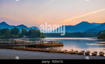 Soir par étapes d'atterrissage à Keswick sur Derwent Water dans le Lake District Banque D'Images