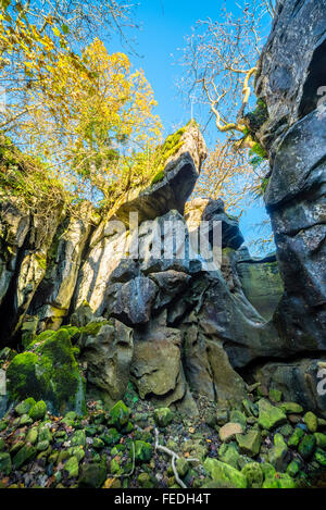 Gorge calcaire connu comme Easegill Kirk, dans la vallée de Leck Beck sur Lancashire Cumbria border Banque D'Images