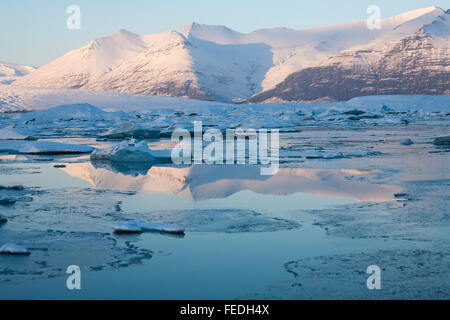 Magnifique paysage à Jokulsarlon Glacial Lagoon, au crépuscule, sur le bord du Parc National du Vatnajokull, l'Islande en Janvier Banque D'Images