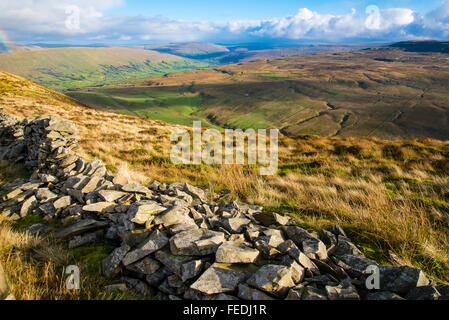 Vieux Mur haut sur Middleton est tombé à Cumbria Dentdale dans dans le Yorkshire Dales National Park Banque D'Images