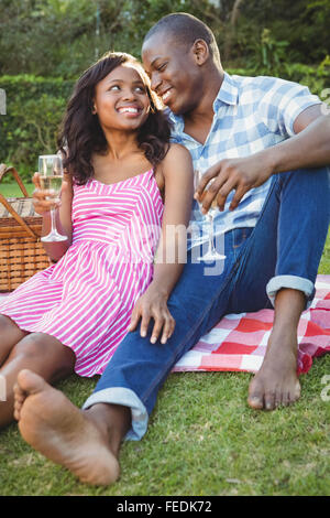 Ethnic Couple avoir un verre de champagne Banque D'Images