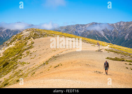 Les randonneurs sur la voie du paddy sur le mont Robert, au-dessus du lac Rotoiti dans Nelson Lakes National Park ile sud Nouvelle Zelande Banque D'Images