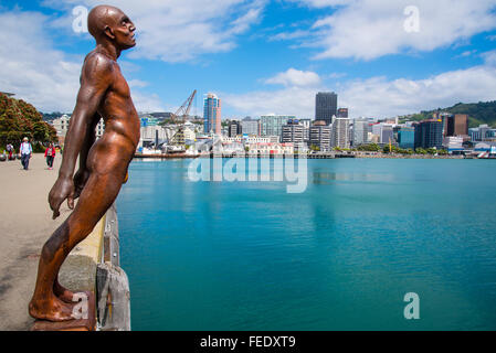 La consolation de la sculpture du vent par Max patte sur le front de mer de Wellington New Zealand Banque D'Images