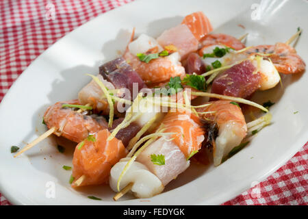 Brochettes de poisson frais aux crevettes thon saumon et d'Espadon Banque D'Images