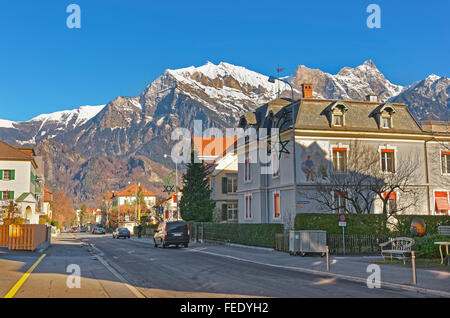 Vue sur rue dans la ville de Bad Ragaz. Bad Ragaz est une ville dans le canton de Saint-Gall en Suisse. Il se trouve plus de Grisons Alpes. Spa et Loisirs village est à l'extrémité de la vallée de la Tamina Banque D'Images