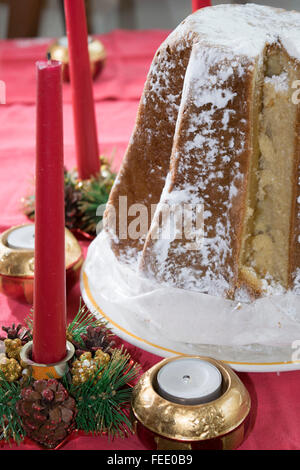 Le dessert de la tradition de Noël avec le Pandoro de Vérone Banque D'Images