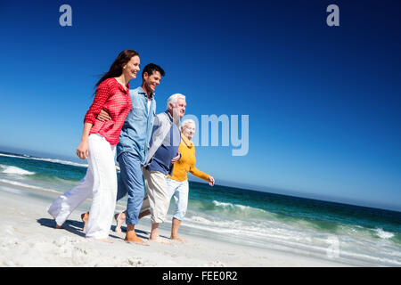 Cute family walking Banque D'Images