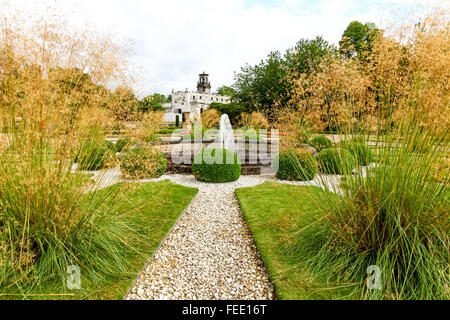 Bâtiment de style italien à l'abandon et Stipa Gigantea herbe à Stoke on Trent Trentham Gardens Personnel Staffordshire Banque D'Images