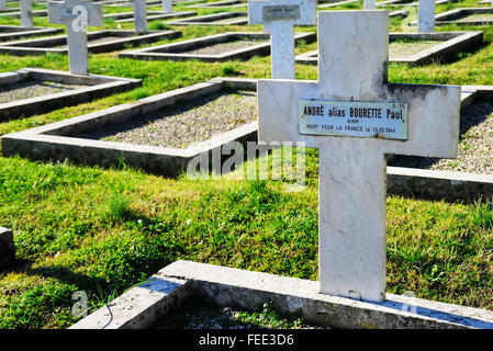 Venafro French War Cemetery contient 3141 sépultures de la Seconde Guerre mondiale. Tombeau du soldat catholique. Les soldats français n'a de la violence contre la population de l'Lazio où les épisodes de Esperia et dans les pays voisins, il existe de nombreux témoignages. Banque D'Images