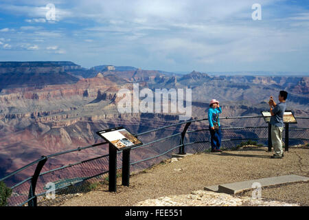 Tourist posant devant le Grand Canyon à Desert View Point de vue le long de la route, le Parc National du Grand Canyon, Arizona, USA Banque D'Images