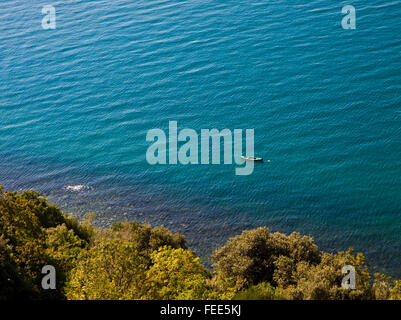 Vue aérienne de la belle côte Adriatique, bateau ancré dans l'homme jouissant d'un nager le long de la rive Banque D'Images