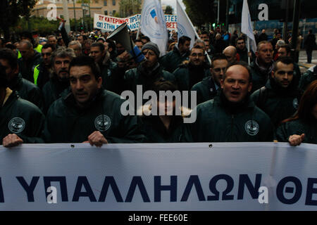 Athènes, Grèce. Feb, 2016 5. Les agents de police, les travailleurs des services d'incendie et les garde-côtes grecs protestent contre la réforme des pensions à l'extérieur du parlement grec. Les manifestants se sont déchaînés contre le Premier Ministre Alexis Tsipras, l'accusant de renier les promesses de SYRIZA pour lutter contre le chômage et la protection des régimes de retraite qui ont fait l'objet de plusieurs coupes au fil des ans. Aristidis Crédit : Vafeiadakis/ZUMA/Alamy Fil Live News Banque D'Images