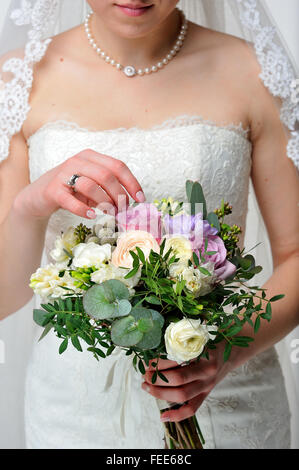 Mariée est titulaire d'un bouquet de mariage en mains Banque D'Images