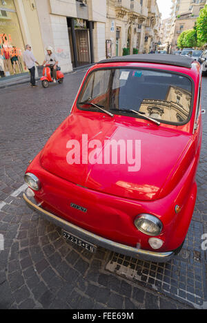 Fiat 500 en Italie, en vue d'un classique Fiat 500 Cinquecento stationné dans la Via Roma, Enna, Sicile. Banque D'Images