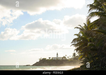 Phare de Punta Tuna est situé dans le sud-est de l'île, dans la ville de Yabucoa. Puerto Rico. L'île des Caraïbes. Banque D'Images