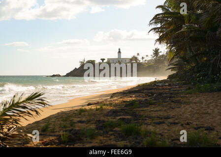 Phare de Punta Tuna est situé dans le sud-est de l'île, dans la ville de Yabucoa. Puerto Rico. L'île des Caraïbes. Banque D'Images