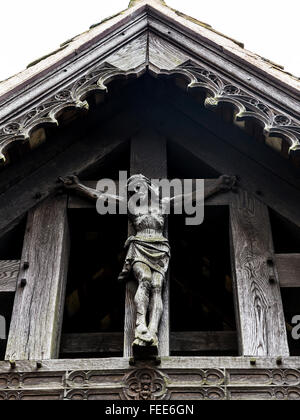 La oak-pans lychgate à St Mary and All Saints Church in Great Budworth avec un crucifix en chêne sur le pignon avant Banque D'Images