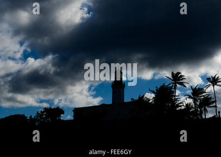 Phare de Punta Tuna (silhouette) est situé dans le sud-est de l'île, dans la ville de Yabucoa. Puerto Rico. Banque D'Images