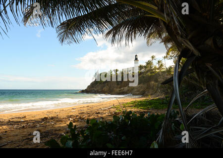 Phare de Punta Tuna est situé dans le sud-est de l'île, dans la ville de Yabucoa. Puerto Rico. L'île des Caraïbes. Banque D'Images