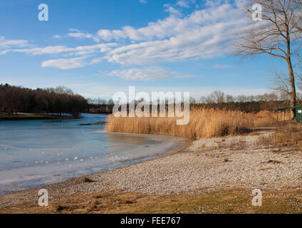 Campagne bavaroise - lac gelé avec la fonte des glaces et flottant au-dessus de surface sur belle journée ensoleillée d'hiver Banque D'Images