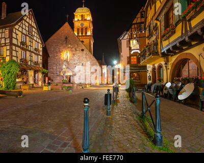 Place du Vieux Marché et de l'église Sainte Croix de nuit Kaysersberg Alsace Haut Rhin France Banque D'Images