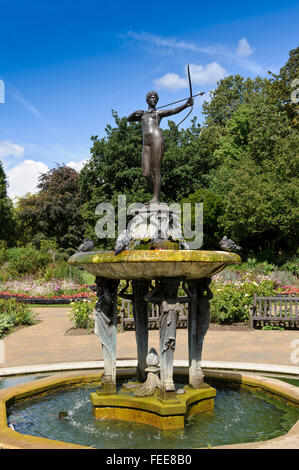 Sculpture d'une femelle d'un archer sur le dessus d'une fontaine à Hyde Park, Londres, Royaume-Uni. Banque D'Images