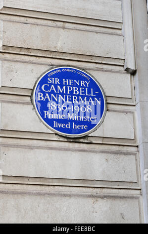 Une plaque commémorative bleu circulaire de Sir Henry Campbell Bannerman (1836-1908) sur un mur, Londres, Royaume-Uni. Banque D'Images