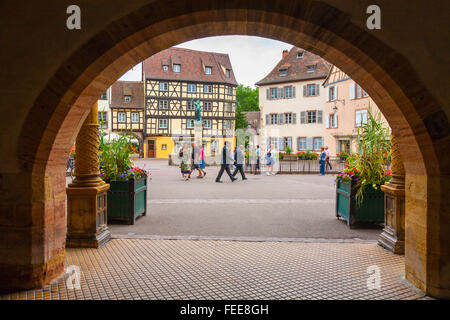 Vue de l'ancienne square à travers l'arche ou le passage de l'Koifhus à la vieille ville, Colmar, Alsace, Haut-Rhin, France Banque D'Images