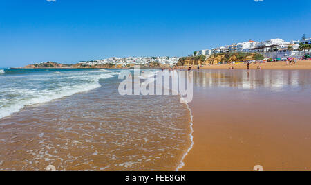 Portugal, Algarve, Albufeira, Faro distrikt, Bairro dos Pescadores, vue de la plage Praia do Inatel Banque D'Images