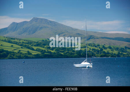 Bala Lake Llyn Tegid Bateau sur le lac avec en arrière-plan mpuntain Abrie Gwynedd Mid Wales Snowdonia National Park UK Banque D'Images