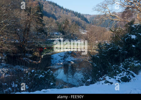 Betws-Y-Coed Waterloo Bridge sur la rivière Conwy dans neige hiver Parc national Snowdonia Conwy County North Wales UK Banque D'Images