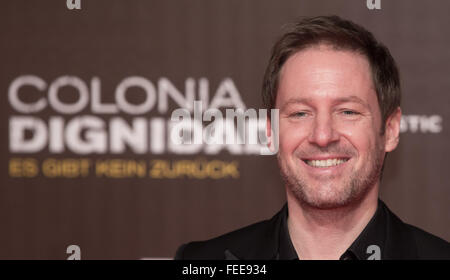 Berlin, Allemagne. 05Th Feb 2016. Florian Gallenberger directeur pose comme il arrive pour la première du film 'Colonia' à Berlin, Allemagne, 05 février 2016. Photo : Jörg Carstensen/dpa/Alamy Live News Banque D'Images