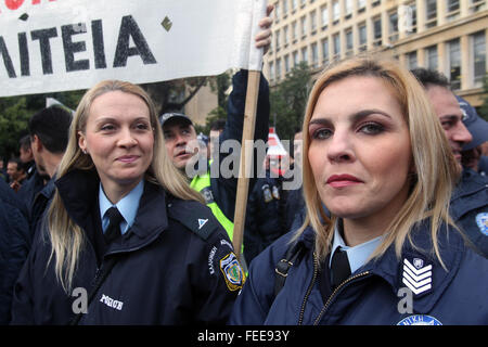 Athènes, Grèce. Feb, 2016 5. Les agents de police assister à un meeting de protestation appelé par la police, les pompiers et des garde-côtes syndicats contre la réforme des pensions qui a suscité de vives réactions contre le premier ministre de gauche en difficulté devant le Parlement grec à Athènes, Grèce le 5 février 2016. Credit : Marios Lolos/Xinhua/Alamy Live News Banque D'Images