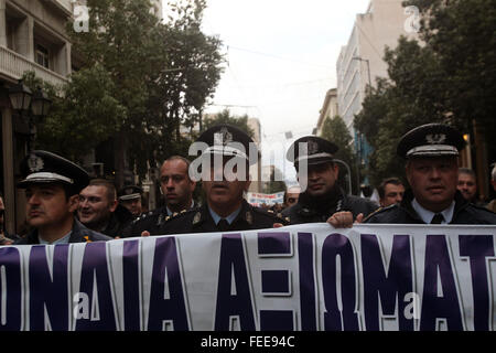 Athènes, Grèce. Feb, 2016 5. Les agents de police au cours d'un des slogans chant de protestation appelé par la police, les pompiers et des garde-côtes syndicats contre la réforme des pensions qui a suscité de vives réactions contre le premier ministre de gauche en difficulté devant le Parlement grec à Athènes, Grèce le 5 février 2016. Credit : Marios Lolos/Xinhua/Alamy Live News Banque D'Images