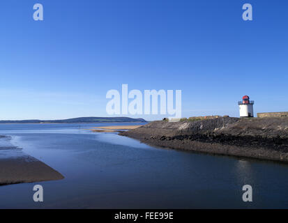 Burry Port phare et l'entrée au port d'entrée et Burry North Gower coast à distance Carmarthenshire Wales UK Banque D'Images