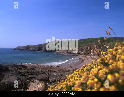 Plage de Porth Bay église Swtan sur côte ouest d'Anglesey Ynys Mon North Wales UK Banque D'Images