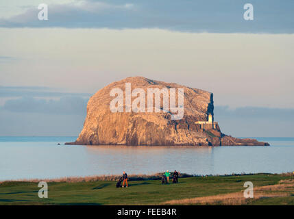 12 octobre 2014, le Glen Golf et la Bass Rock, North Berwick, UK. Les golfeurs sur le 15ème fairway avec Bass Rock derrière. Banque D'Images