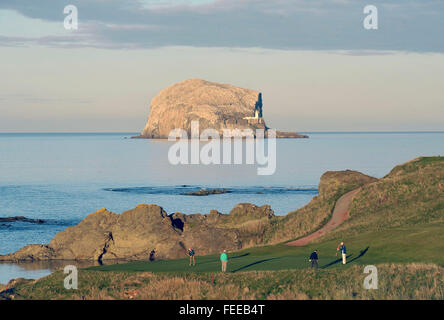 12 octobre 2014 Le Glen Golf Course et Bass Rock, North Berwick UK. Des golfeurs sur 13e, "trou" avec le Bass Rock derrière. Banque D'Images