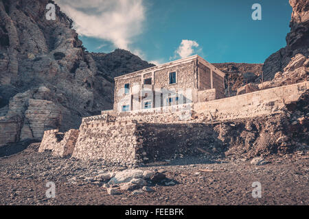 Weathered maison abandonnée sur la côte de l'île grecque de Kos Banque D'Images