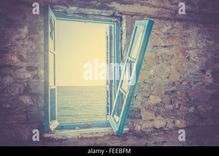 Vieille fenêtre cassée avec vue sur mer Banque D'Images
