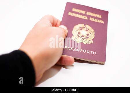 Main qui montrent le passeport italien Banque D'Images