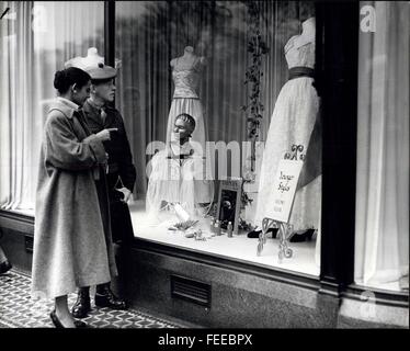 1969 - Guyane une mariée apprend à connaître la capitale écossaise sa première Introduction à la vie en Grande-Bretagne : à cette heure, les 25 filles de Georgetown, apporté à la maison comme épouses des membres de l'Argyll and Sutherland Highlanders, se sont dispersés à leurs différents foyers avec leurs maris en congé. Edinburgh a acquis une Mme Hamilton, épouse de L/Caporal Leslie Hamilton, et son fier mari n'a pas perdu de temps - après les salutations d'abord à la maison - en lui montrant la célèbre, magnifique vue sur Princess Street, le palais de Holyrood, et de lui préparer un hiver plus froid que ce qu'elle a éprouvées auparavant. Jusqu'à présent, Margot se sent Banque D'Images