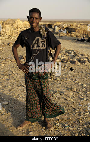 Jeune homme africain debout dans le village d'Ahmed Ela, dépression Danakil, région Afar, Ethiopie Banque D'Images