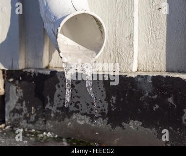 Les glaçons dans la gouttière avec de l'eau gouttes tombant de c Banque D'Images