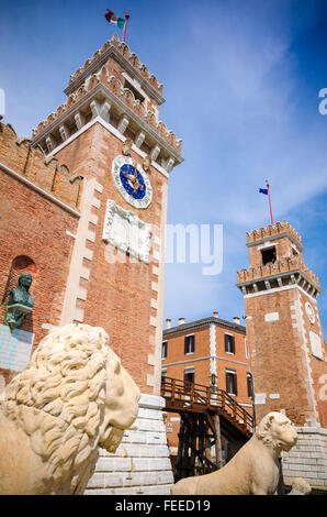 Des statues de lion à l'entrée de l'Arsenal, Venise, Vénétie, Italie Banque D'Images